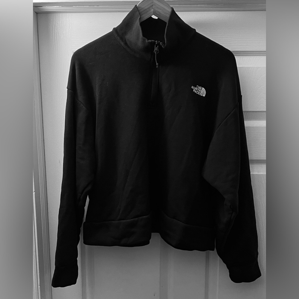 Woman’s The North Face Black Pullover XL